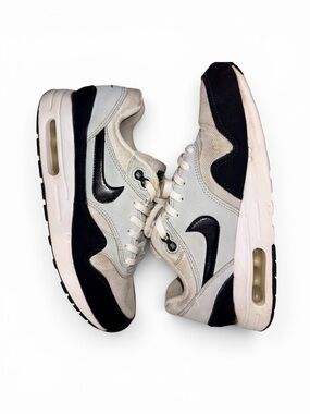 Nike Air Max Big Kid Size 6 White and Black Sneakers